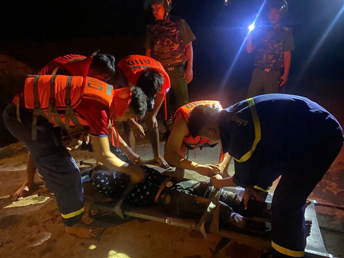 Functional agencies organize rescue, bandage injuries, and take victims to the hospital. Photo: DVCC