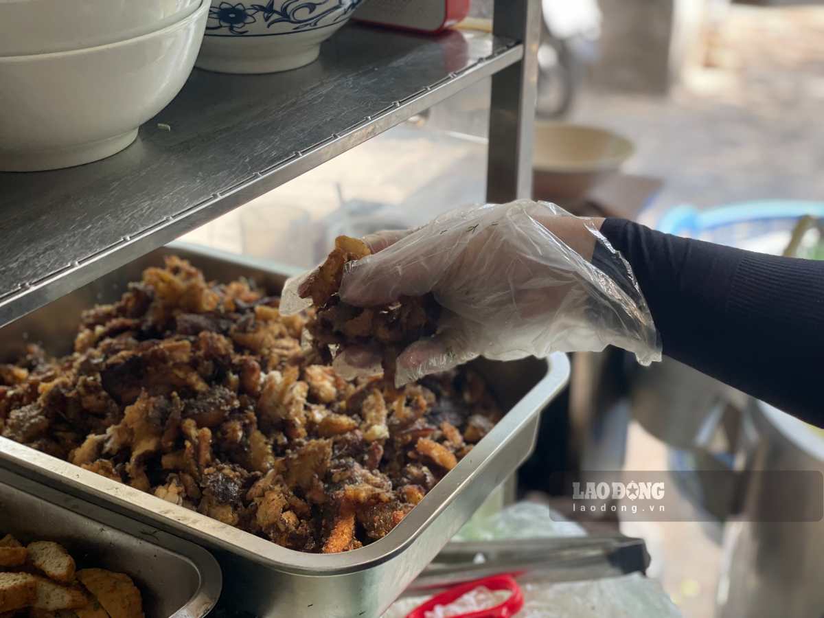 Thịt cá rô phi lê được chiên ngập dầu cho đến khi vàng ruộm, giòn rụm để khi ăn miếng cá có vị béo bùi, thơm mà không bị tanh. Đây cũng chính là linh hồn của bát canh cá rô đồng.