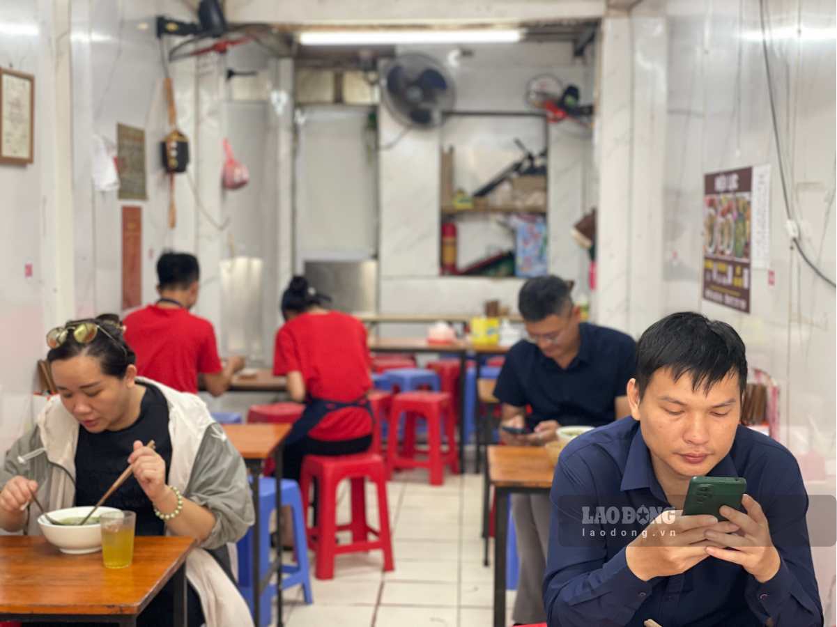 Lượng khách đến quán không quá đông vào những ngày Hà Nội nắng nóng như đổ lửa.