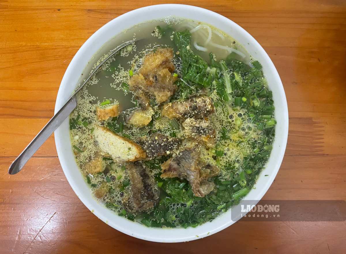 Bát bún cá thơm lừng, trên bề mặt có một lớp trứng cá rô mỏng đặc trưng.