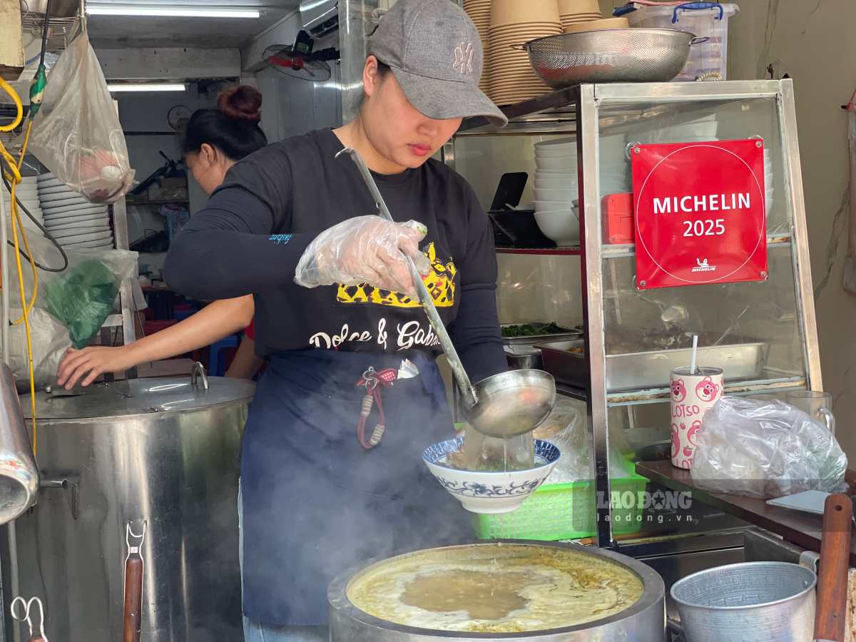 Chị Tuyền, chủ quán thoăn thoắt múc từng canh. 