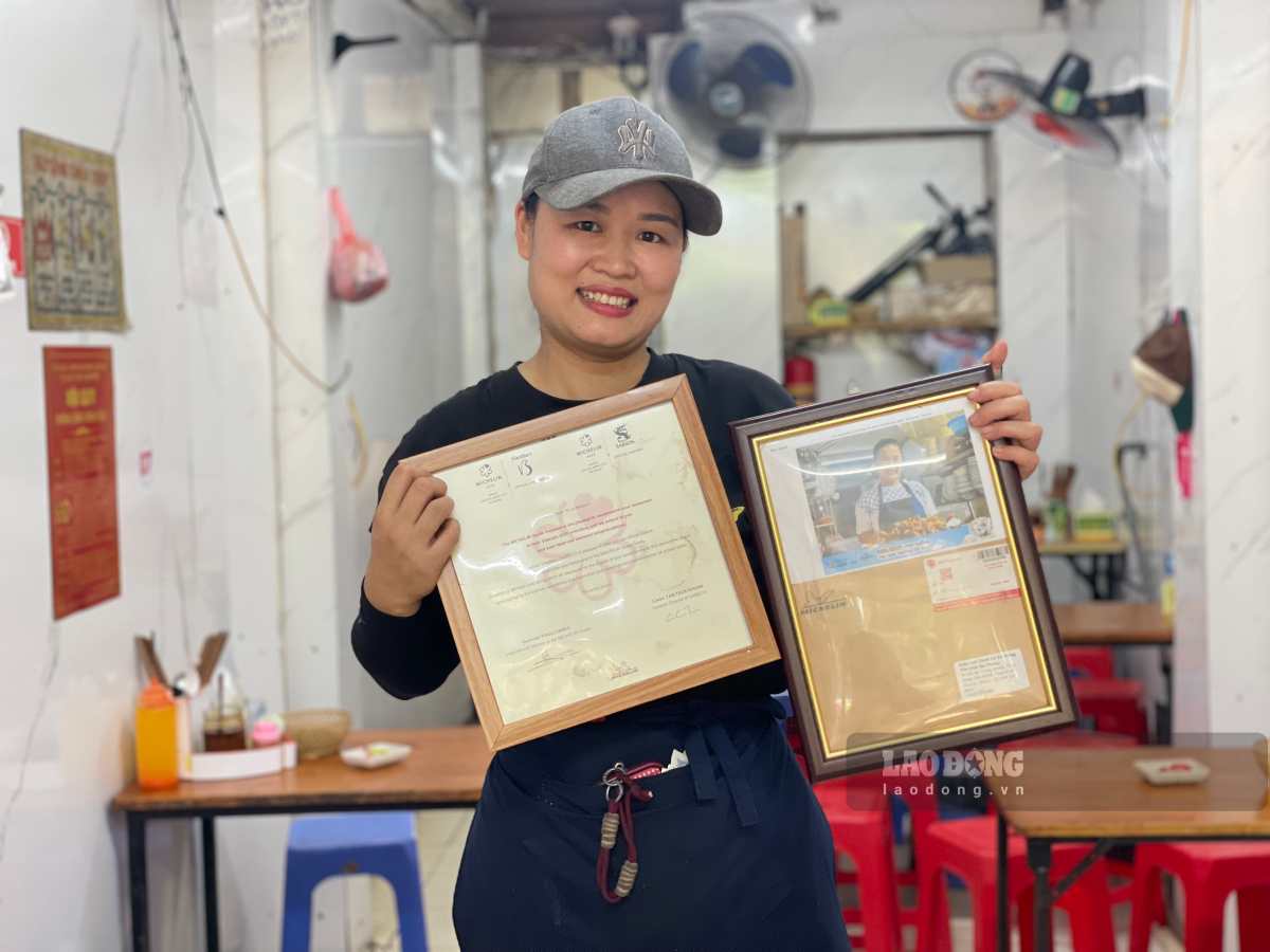 Chủ quán thích thú chia sẻ