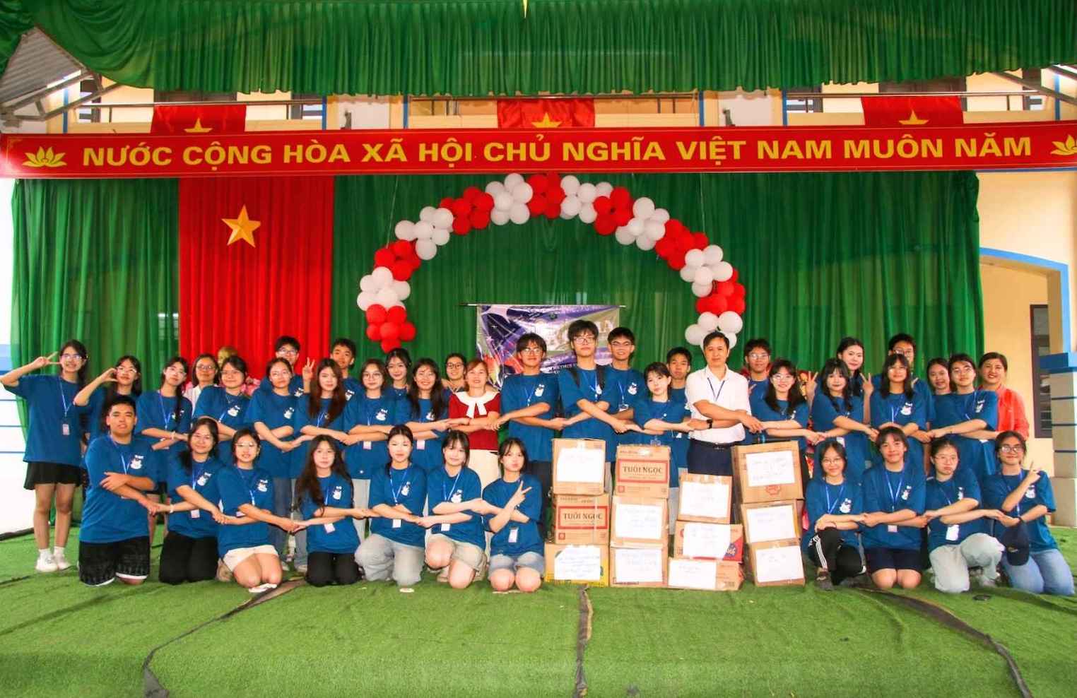 BOOKERY OF CNH Club - Book Club of Nguyen Hue Specialized High School (Hanoi) has organized a charity donation event with the desire to build a small library for students who are still facing many difficulties at Huu Lien Primary and Secondary School (Lang Son). Photo: Organizing Committee