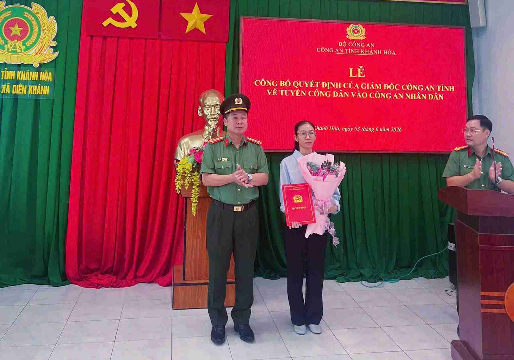 Major's wife who sacrificed herself while on duty was recruited into the Police force in Khanh Hoa. Photo: Police provided