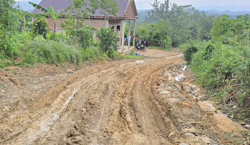 Đường hỏng nặng vào mùa mưa, khiến người dân đi lại khó khăn. Ảnh: Hưng Thơ