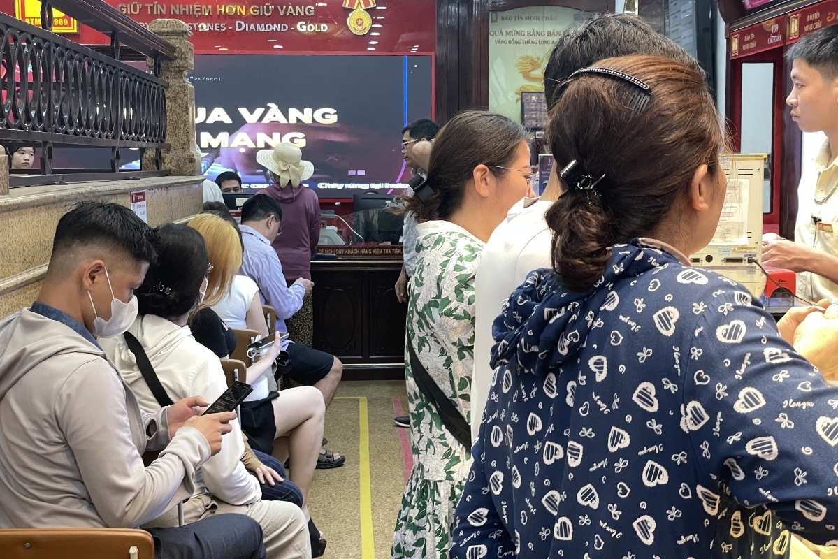 The trading atmosphere is bustling again as gold prices fall below the threshold of 158 million VND/tael. Photo: Ha Linh