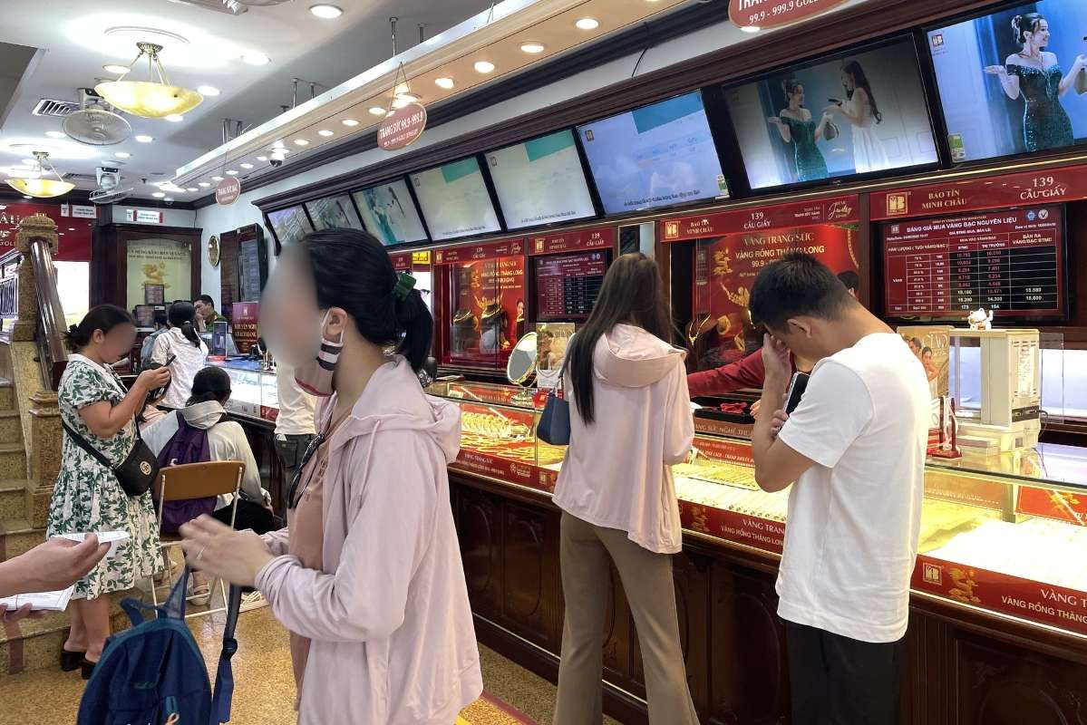Giá vàng giảm, số lượng người dân đến mua vào áp đảo người có nhu cầu bán ra. Ảnh: Hạ Linh 