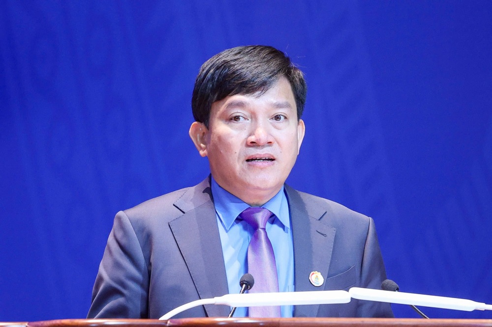 En la mañana del 3 de junio, el Sr. Nguyen Xuan Hung, vicepresidente de la Confederación General del Trabajo de Vietnam, informó sobre la enmienda y adición de los Estatutos del Sindicato de Vietnam XIII mandato. Foto: Hai Nguyen