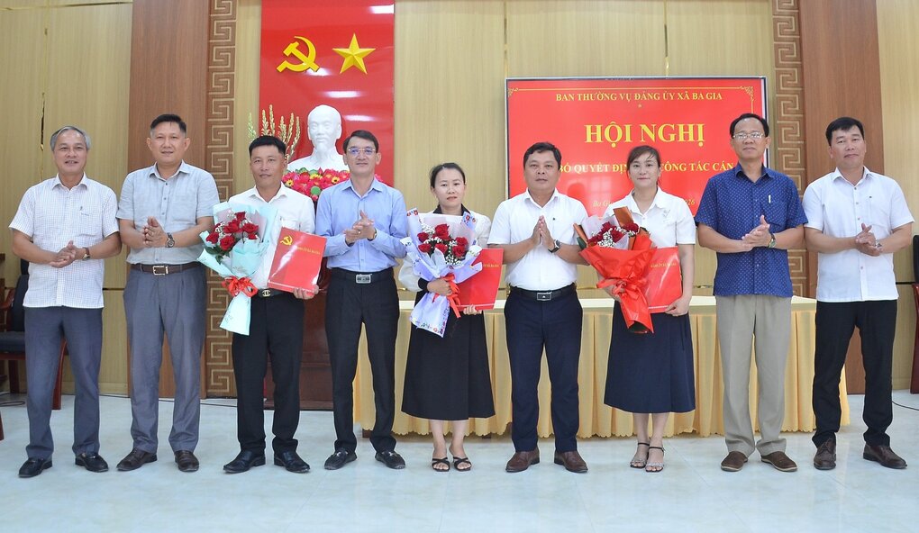 Ba Gia Commune Party Committee (Quang Ngai) receives 3 non-specialized officials to become commune-level civil servants. Photo: Thien Bao