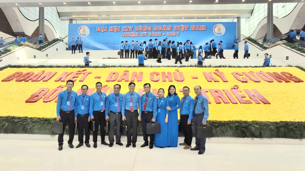 The delegation of the An Giang Provincial Trade Union includes leaders of the Provincial Labor Federation, full-time trade union officials and typical representatives of union members and workers of agencies, units, and businesses in the province. Photo: An Giang Provincial Labor Federation