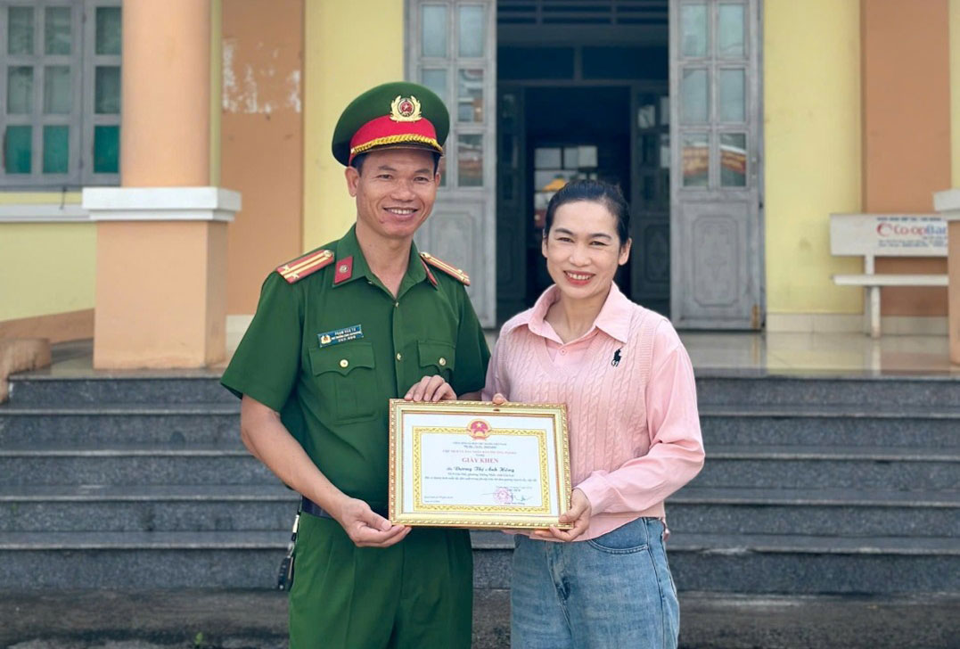 Representatives of the Ward Police awarded certificates of merit from the Chairman of Pleiku Ward People's Committee to female worker Duong Thi Anh Hong. Photo: DVCC
