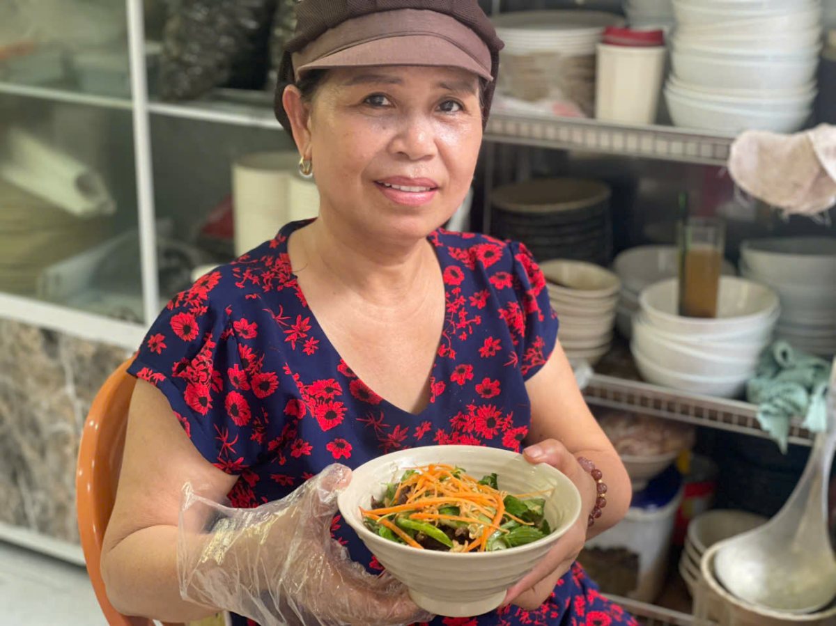 Bà Lan, chủ quán miến lươn. Ảnh: I La