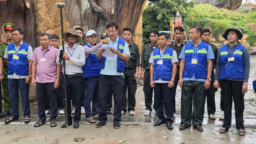 Lực lượng chức năng công bố quyết định cưỡng chế. Ảnh: Văn Vũ
