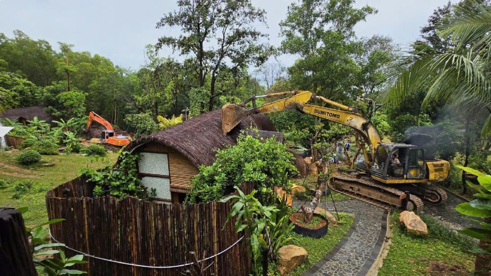 Organizing the coercion of the violating The Peak construction on Dien Tien mountain, Phu Quoc special zone. Photo: Van Vu
