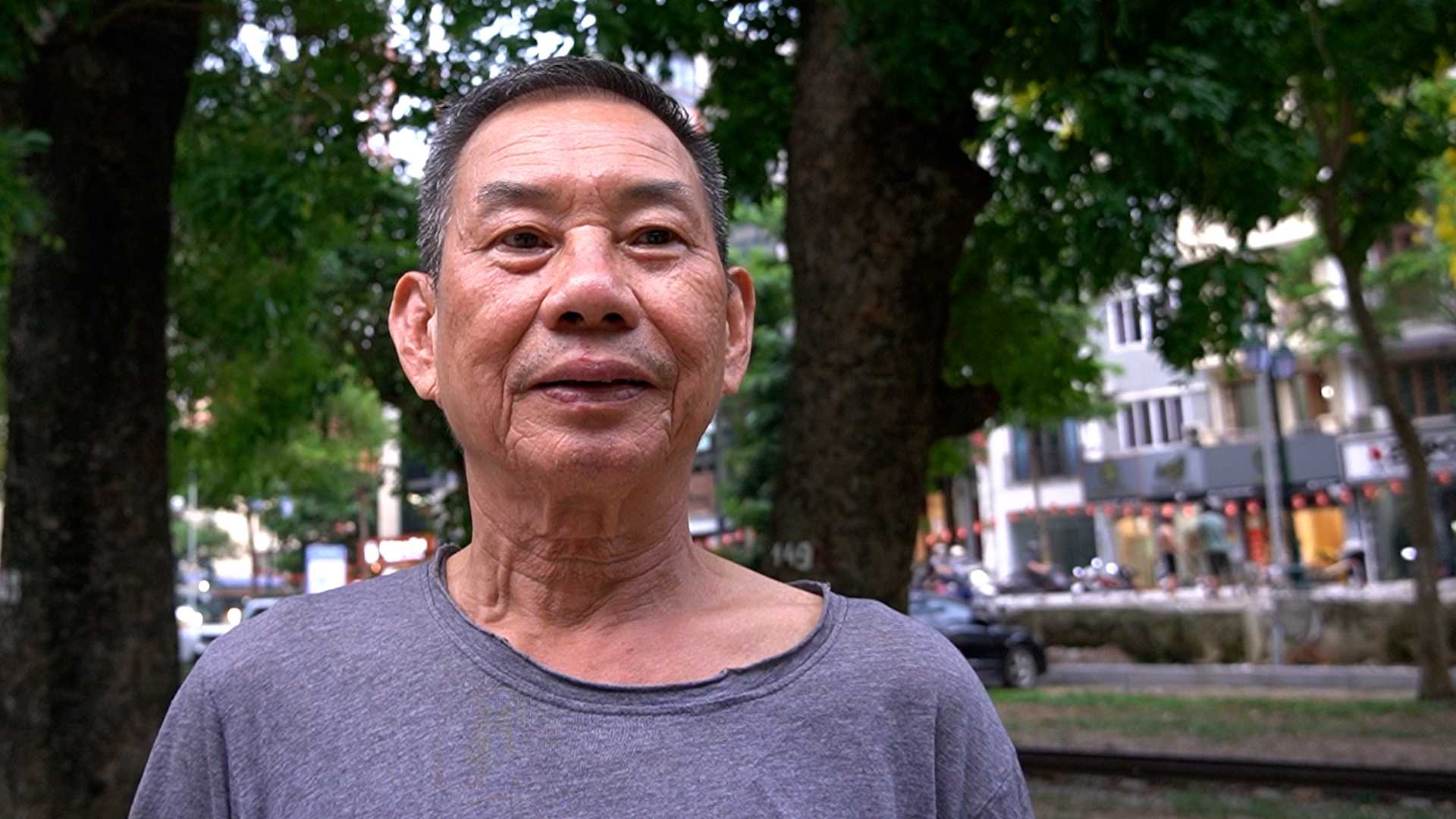 Thời tiết nắng nóng gay gắt, ông Phạm Hồng Phú (phường Bạch Mai, Hà Nội) cho biết phải điều chỉnh lịch tập thể dục để cơ thể thích ứng với thời tiết. Ảnh: An Phương