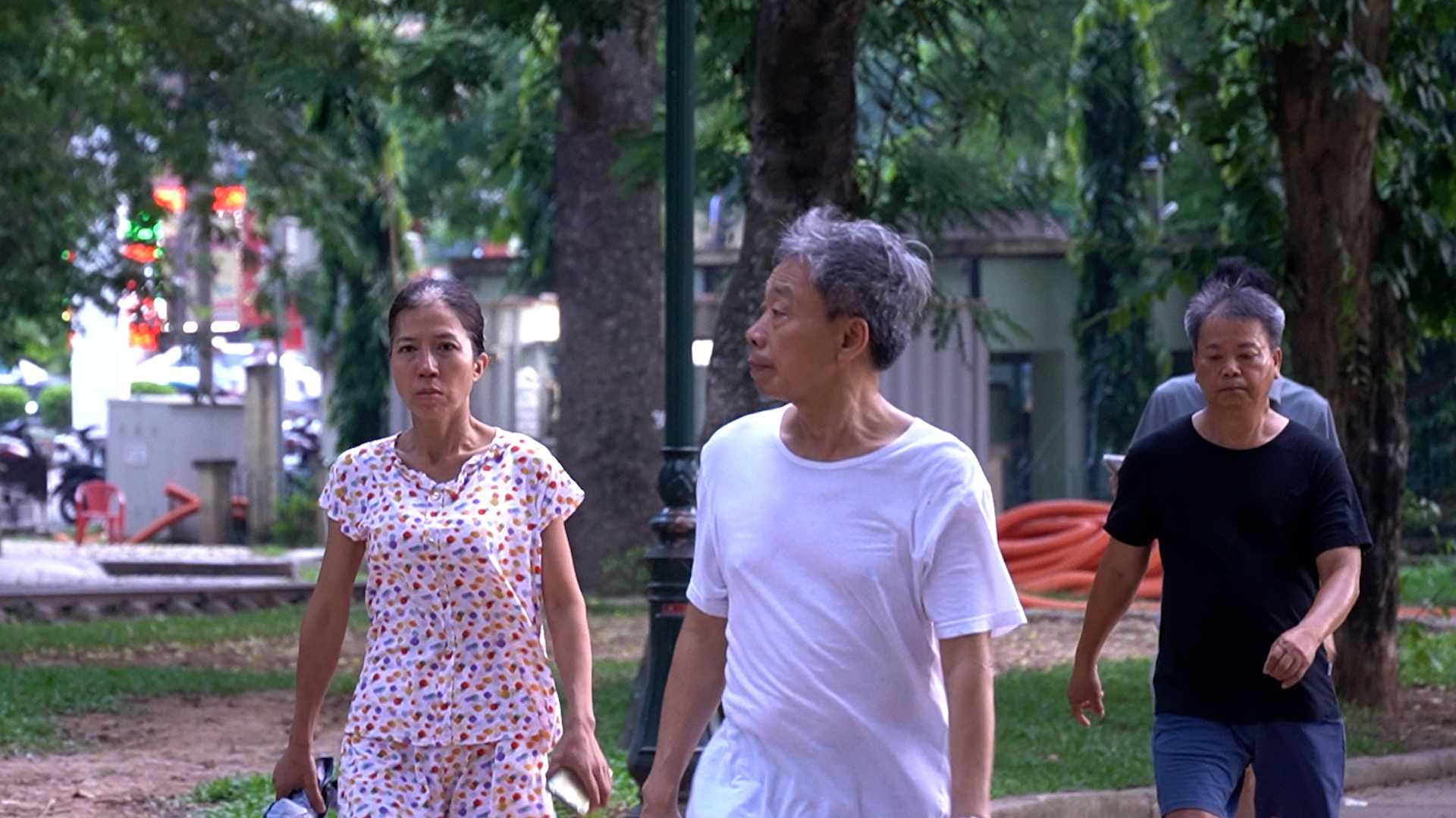 Elderly people postpone exercise hours to avoid heat and reduce the risk of stroke. Photo: An Phuong