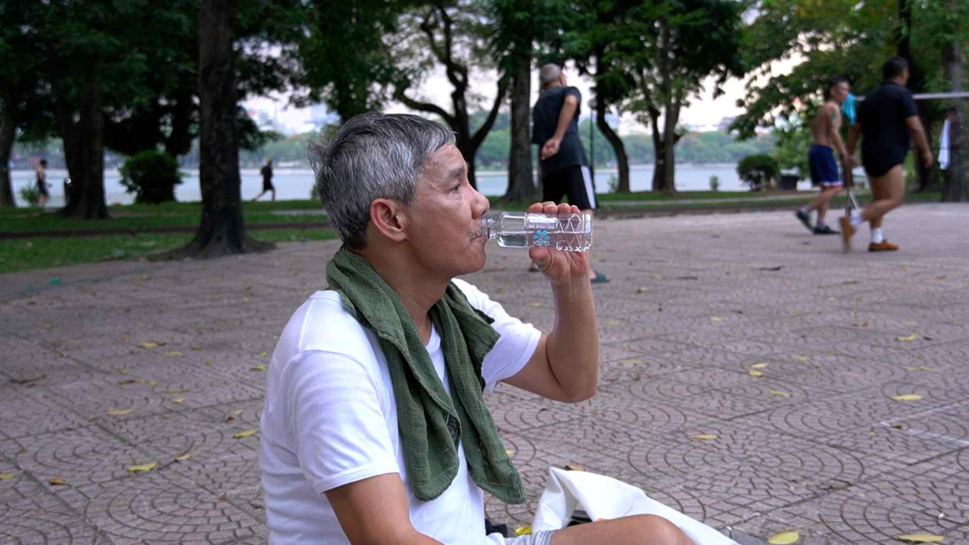 Để tránh mất nước khi tập thể dục, ông Nguyễn Mạnh Cường (phường Hai Bà Trưng, Hà Nội) luôn mang theo nước uống nhằm giải nhiệt trong quá trình vận động. Ảnh: An Phương 