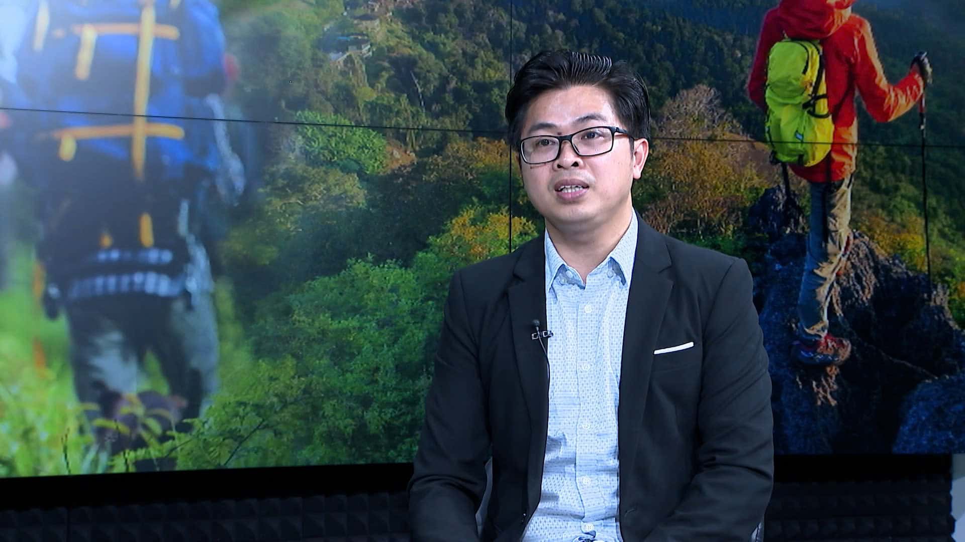 Theo anh Tú, không chỉ muốn trải nghiệm cuộc sống đồng quê, nhiều du khách nước ngoài còn dành sự quan tâm cho các làng nghề truyền thống. Ảnh: Nguyễn Trang