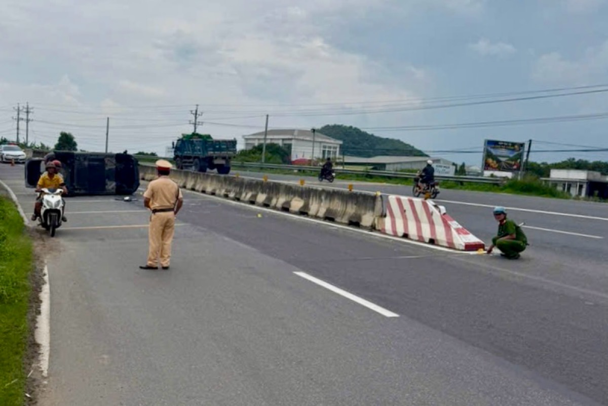 Công an khám nghiệm hiện trường. Ảnh: Duy Tuấn 