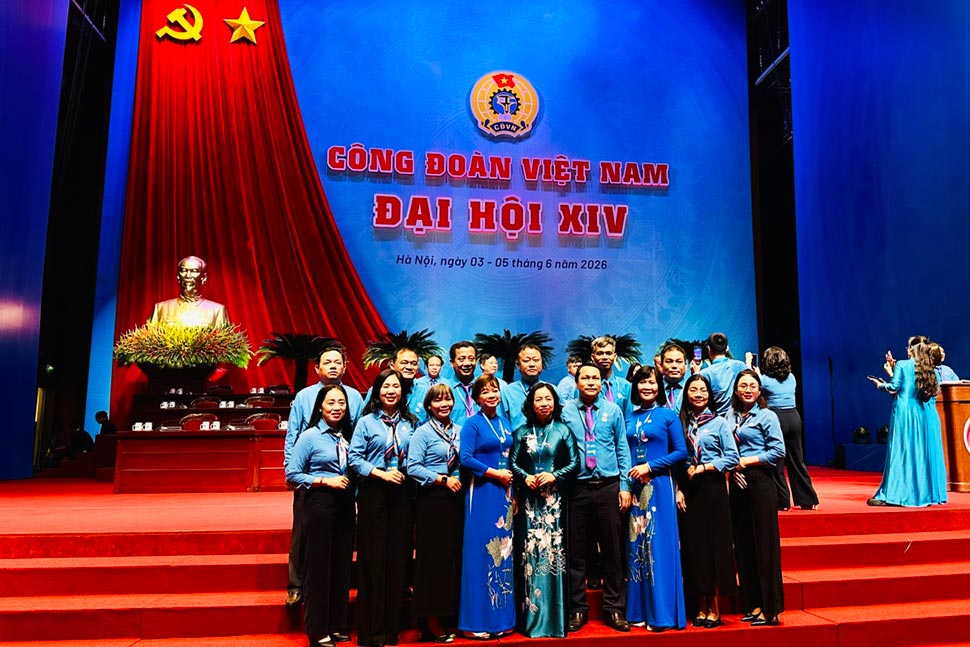 Delegation of Gia Lai Provincial Trade Union takes souvenir photos with leaders of the Vietnam General Confederation of Labor. Photo: My Le