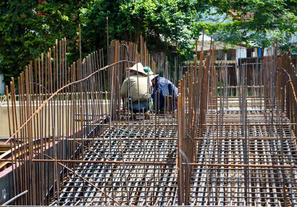 Đến nay, 2 trong tổng số 3 hệ dầm chủ của cầu đã được đổ bê tông hoàn thiện. Nhà thầu đang tập trung nhân lực thi công dầm chủ còn lại. 