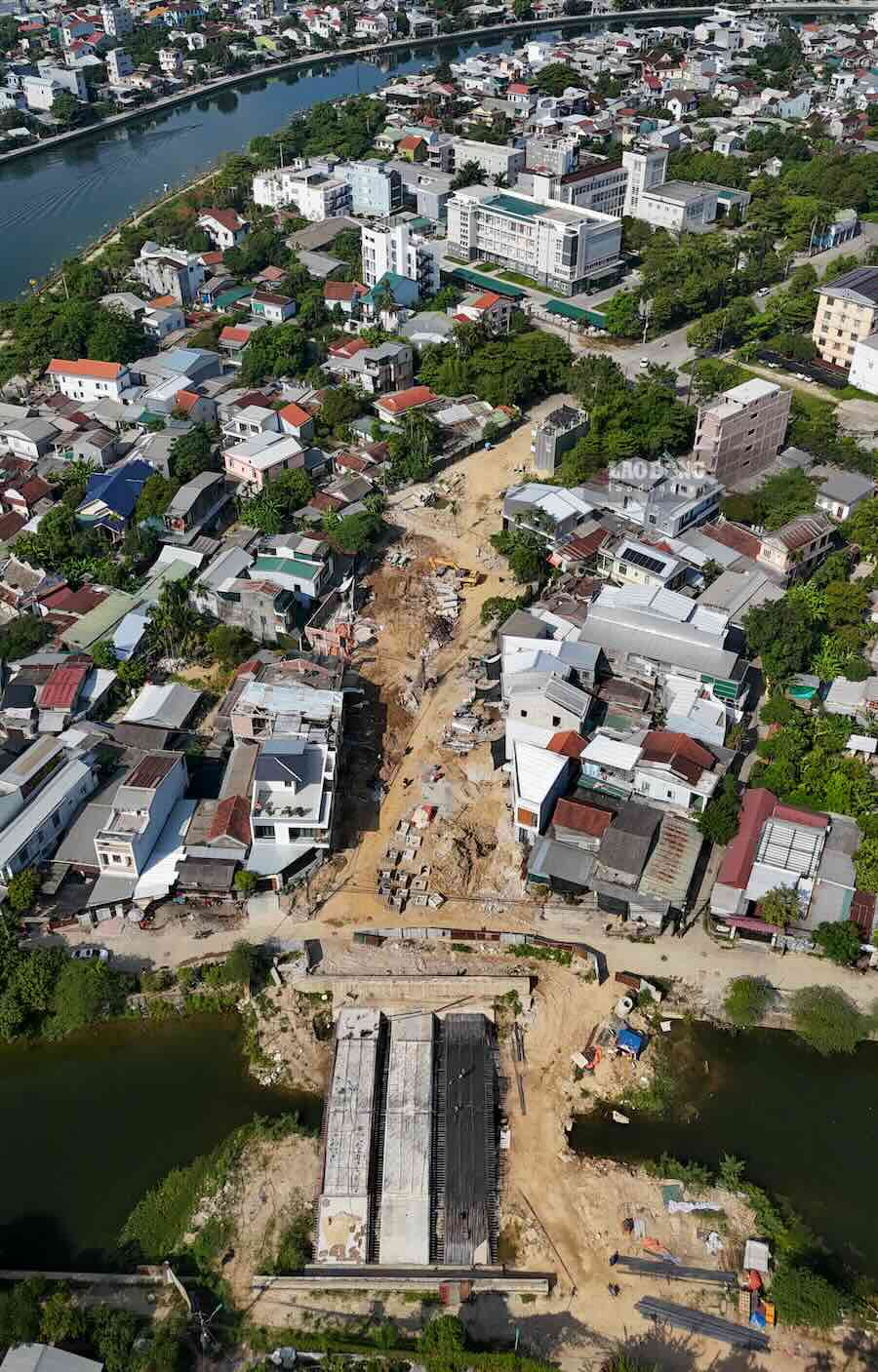 Dự án ảnh hưởng đến 48 hộ dân với tổng diện tích thu hồi hơn 12.000m². Dù đã thực hiện nhiều đợt chi trả đền bù, hiện vẫn còn một số hộ chưa bàn giao mặt bằng, ảnh hưởng đến tiến độ thi công các hạng mục còn lại. 