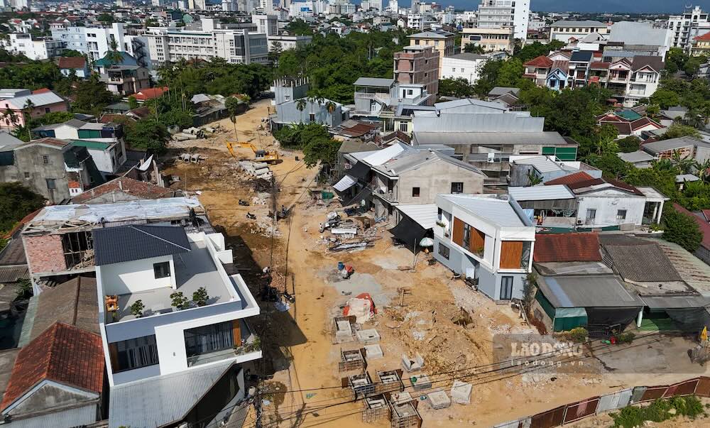 Tại phía đường Hàn Mặc Tử, mặt bằng phục vụ thi công đường dẫn lên cầu cơ bản được đảm bảo. Công nhân đang triển khai các hạng mục phụ trợ để chuẩn bị kết nối đồng bộ với phần cầu chính. 