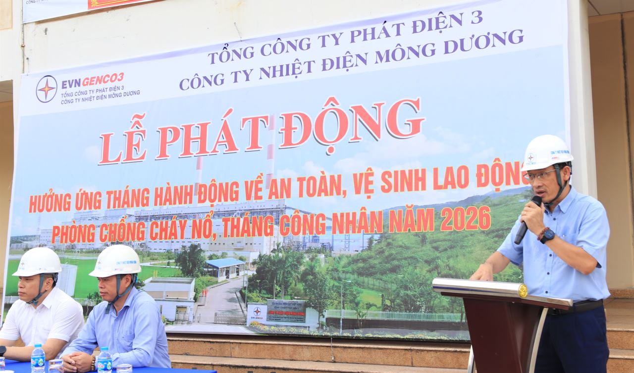 Mr. Tran Dang Toan - Deputy Director, Chairman of the Trade Union of Mong Duong Thermal Power Company - launched the Action Month on OSH and Workers' Month 2026. Photo: Lan Anh