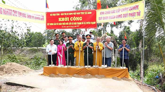 Ceremonia de inicio de la construcción del puente Vu Xuan Thieu en la comuna de Hau Thanh, provincia de Tay Ninh. Foto: Junta de Administración Budista de Vietnam de la provincia de Tay Ninh