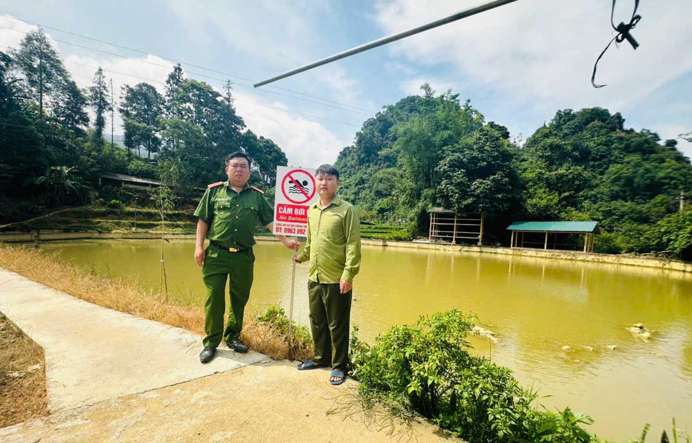 Cắm biển cảnh báo, biển cấm bơi tại các khu vực tiềm ẩn nguy cơ xảy ra tai nạn đuối nước Ảnh: Công an Lào Cai