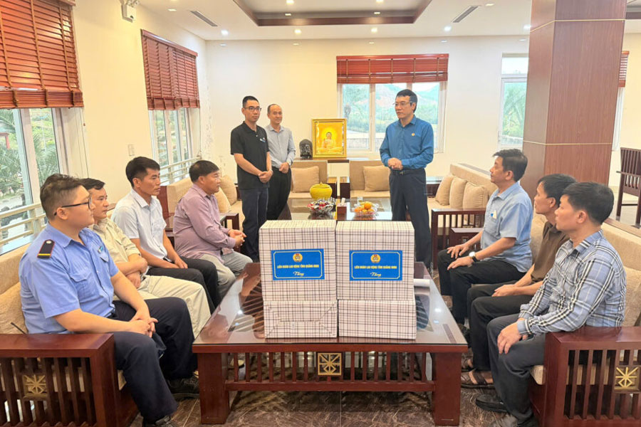 Chairman of Quang Ninh Provincial Labor Federation To Xuan Thao (standing on the right) exchanges with leaders of INDEVCO Group and grassroots trade unions. Photo CĐQV