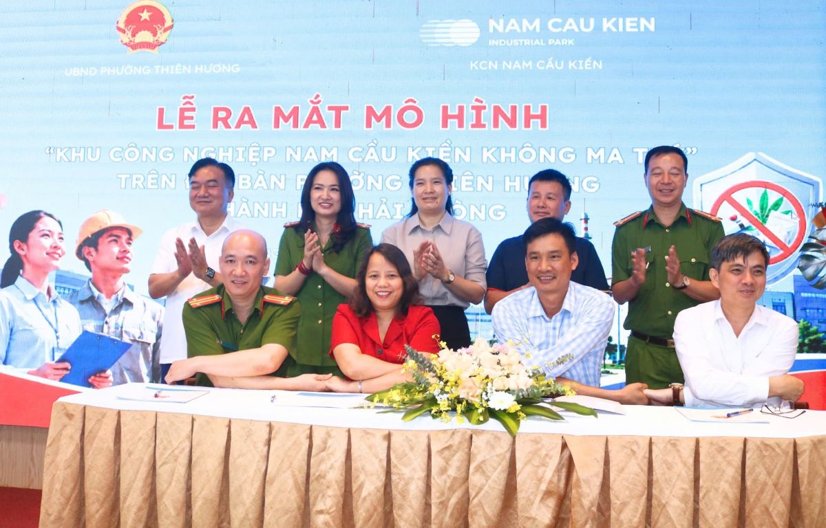 Thien Huong Ward launches the model of Nam Cau Kien Industrial Park without drugs. Photo: Minh Khue