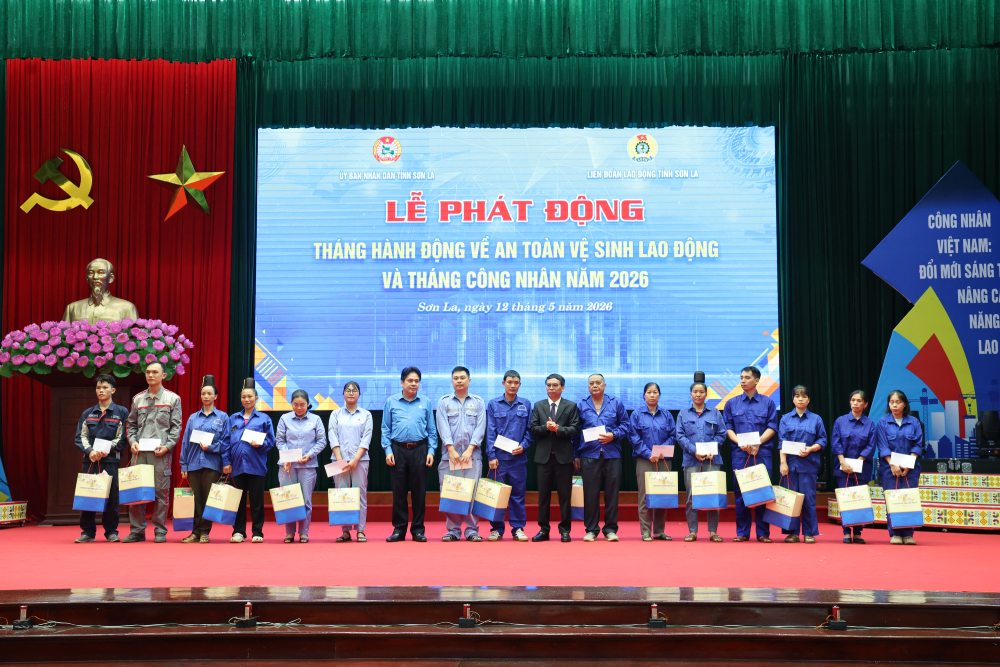 Lãnh đạo Liên đoàn Lao động tỉnh Sơn La trao quà cho đoàn viên, người lao động có hoàn cảnh khó khăn. Ảnh: Công đoàn Sơn La