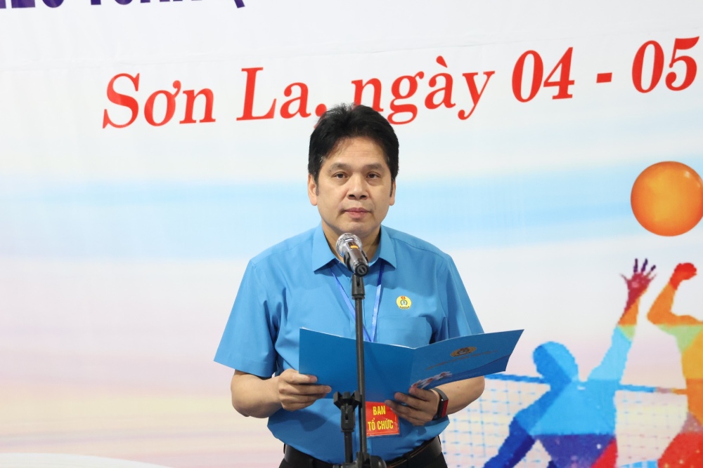 Mr. Soi Ngoc Cuong, Member of the Executive Committee of the Vietnam General Confederation of Labour, Chairman of the Son La Provincial Labor Federation.