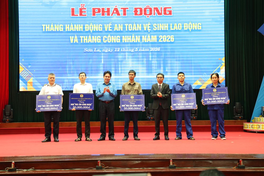 Lãnh đạo Liên đoàn Lao động tỉnh Sơn La trao kinh phí hỗ trợ xây dựng, sửa chữa 5 nhà Mái ấm Công đoàn. Ảnh: Công đoàn Sơn La