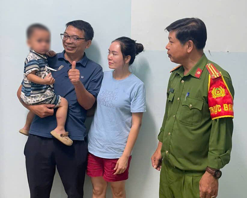 Finding their child, the family happily wrote a thank-you letter to the Police and people of Pleiku. Photo: DVCC
