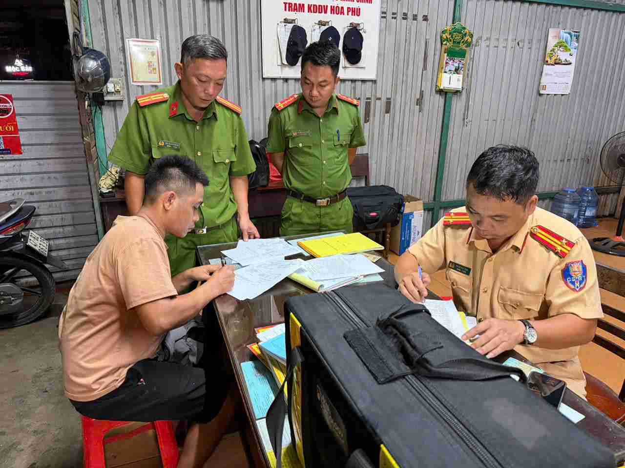 Functional forces of Dak Lak province make a record of handling a subject driving an electric motorbike when his body contained drugs. Photo: Police provided