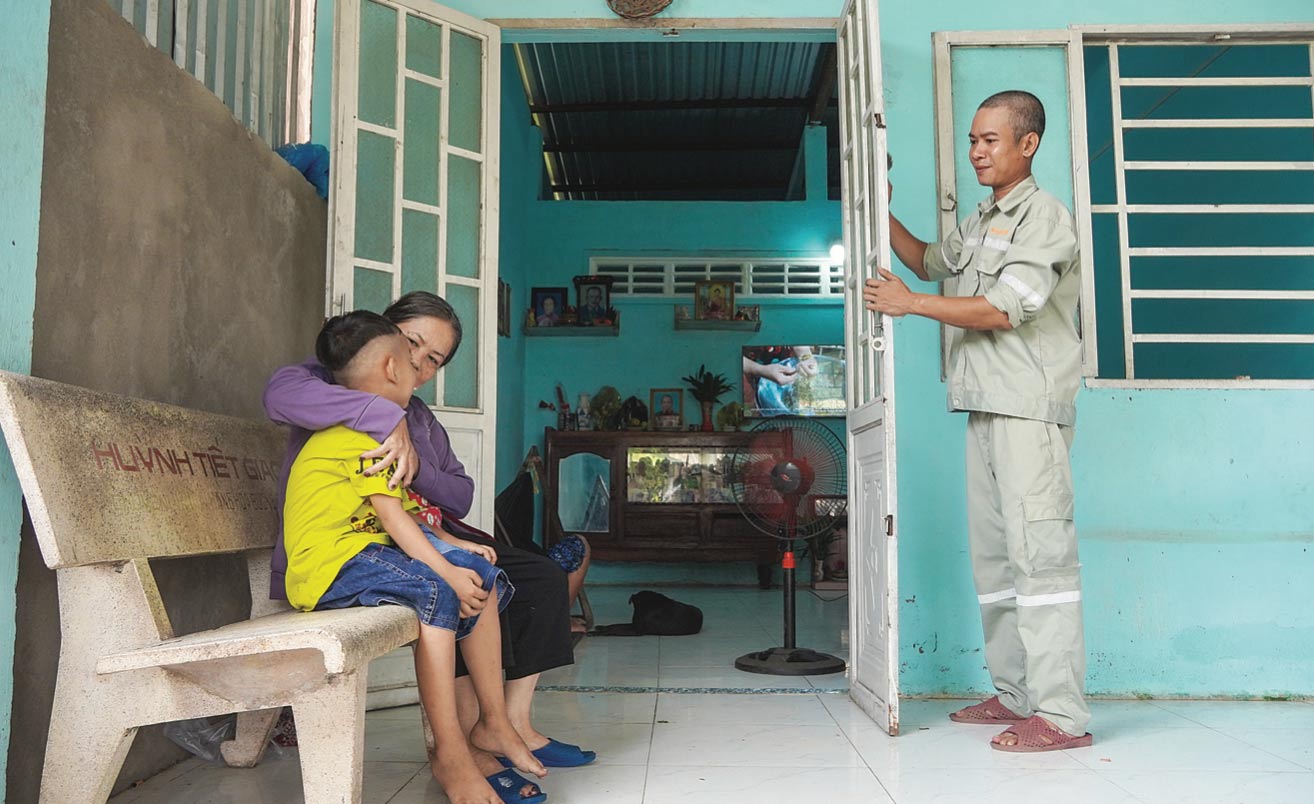 Since having a new home, Mr. Duyen's family's life has become more convenient and safer. Photo: TA QUANG