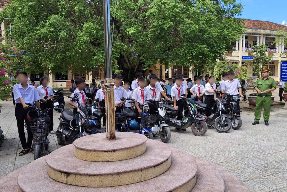 Phu My Nam Commune Police (Gia Lai) inspect electric bicycles of students in the area. Photo: Police