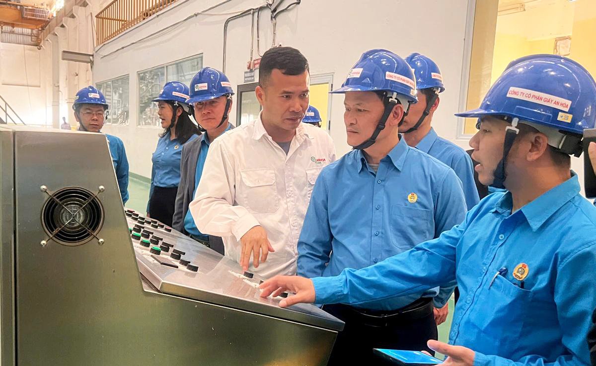 Lãnh đạo LĐLĐ tỉnh Tuyên Quang kiểm tra công tác đảm bảo an toàn vệ sinh lao động tại doanh nghiệp.  Ảnh: Nguyễn Tùng