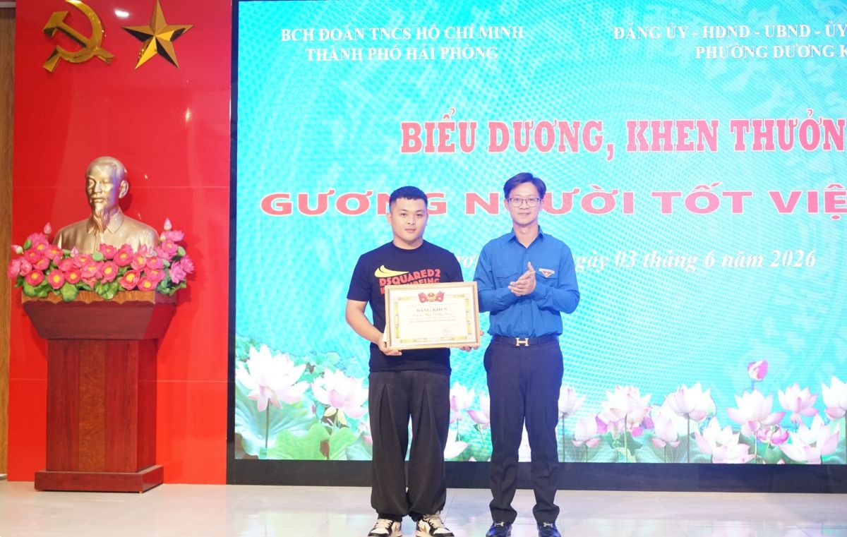 Representatives of the Standing Committee of the City Youth Union commend young men for using fire extinguishers to prevent dangerous subjects. Photo: Hai Phong City Youth Union