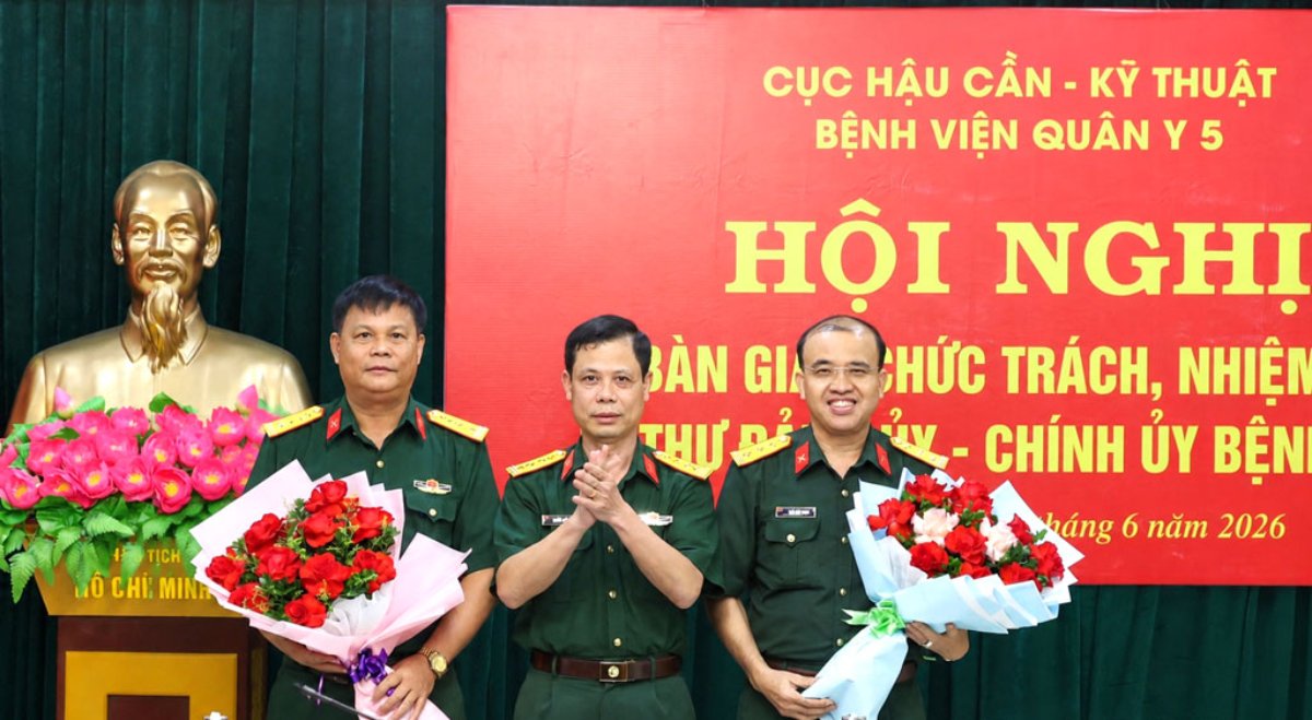 Army Colonel Nguyen Xuan Hien - Secretary of the Party Committee, Political Commissar of the Logistics - Technical Department, Army Corps 12 presents flowers to congratulate Colonel Tran Anh Tuan (left) Senior Colonel Tran Binh Trong (right). Photo: Minh Quang