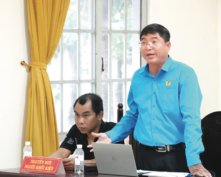 Mr. Nguyen Trung Ngan (standing) presents at the court session to protect the rights of workers injured in labor accidents. Photo: THANH AN