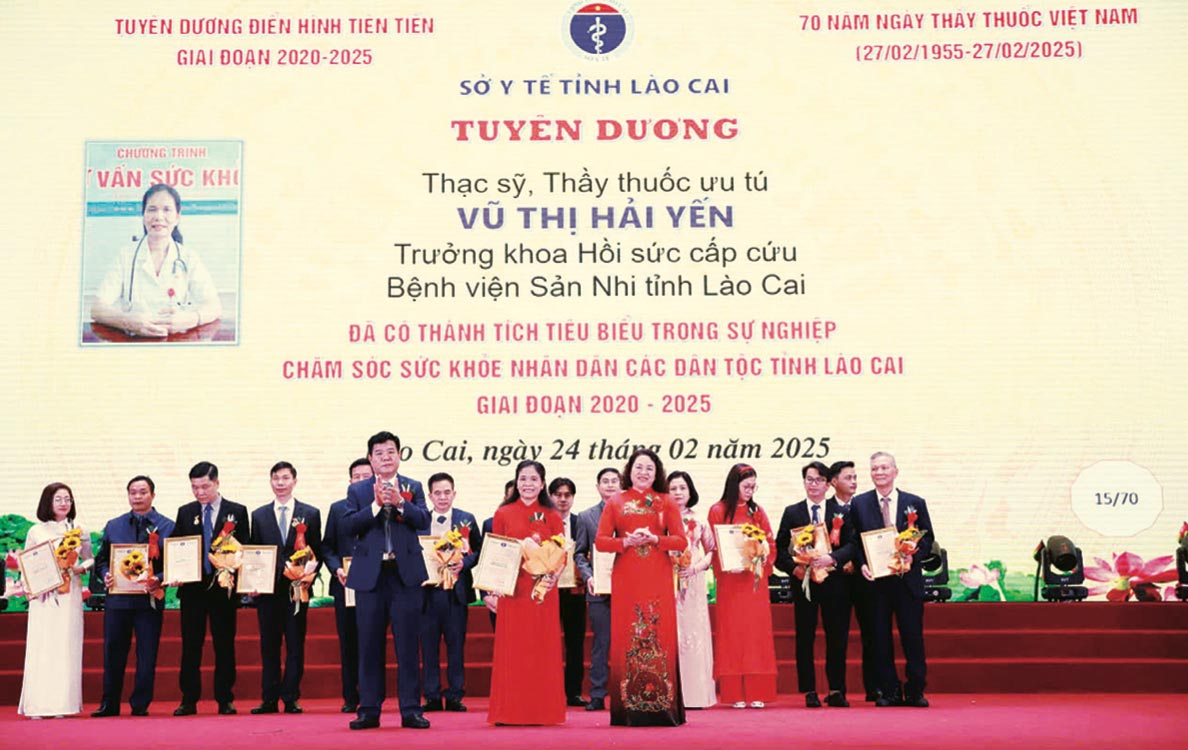 Doctor Vu Thi Hai Yen was commended for her outstanding achievements in the cause of health care for people of ethnic groups in Lao Cai province in the period 2020-2025. Photo: KIM TUYEN