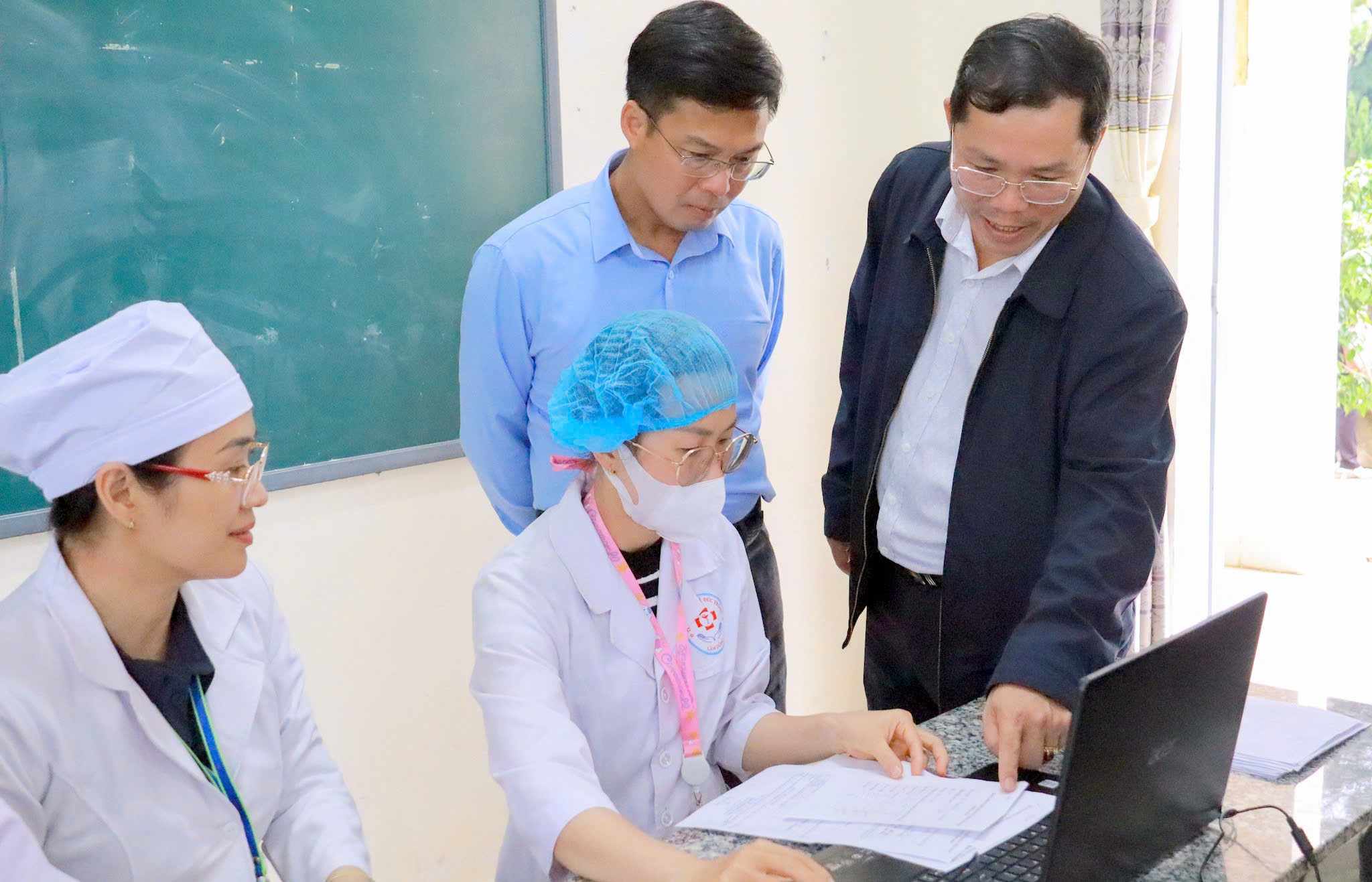 Ông Đinh Văn Tuấn - Phó Chủ tịch UBND tỉnh Lâm Đồng kiểm tra công tác khám sức khỏe miễn phí cho học sinh trên địa bàn tỉnh. Ảnh: An Nhiên 