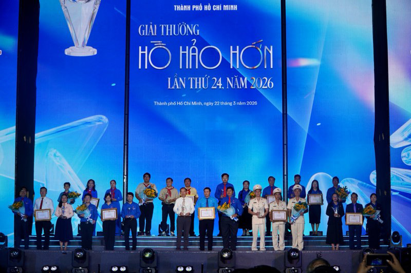 Các tập thể được trao giải thưởng Hồ Hảo Hớn năm 2026.   Ảnh: NGỌC ÁNH
