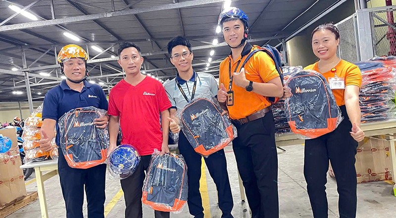 Ban chấp hành Công đoàn cơ sở Công ty TNHH Properwell Việt Nam trao quà sau giờ tan ca. Ảnh: Đăng Khôi