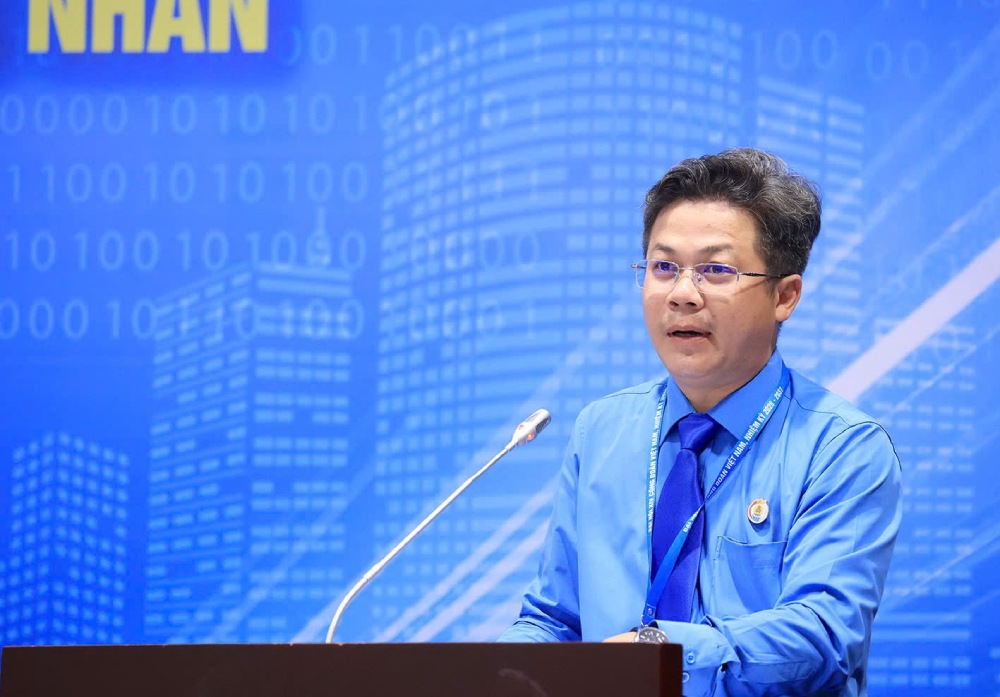 Mr. Dao Minh Tan - Vice Chairman of the Dong Nai City Labor Federation - presents a paper on developing union members in the non-state business sector. Photo: Hai Nguyen