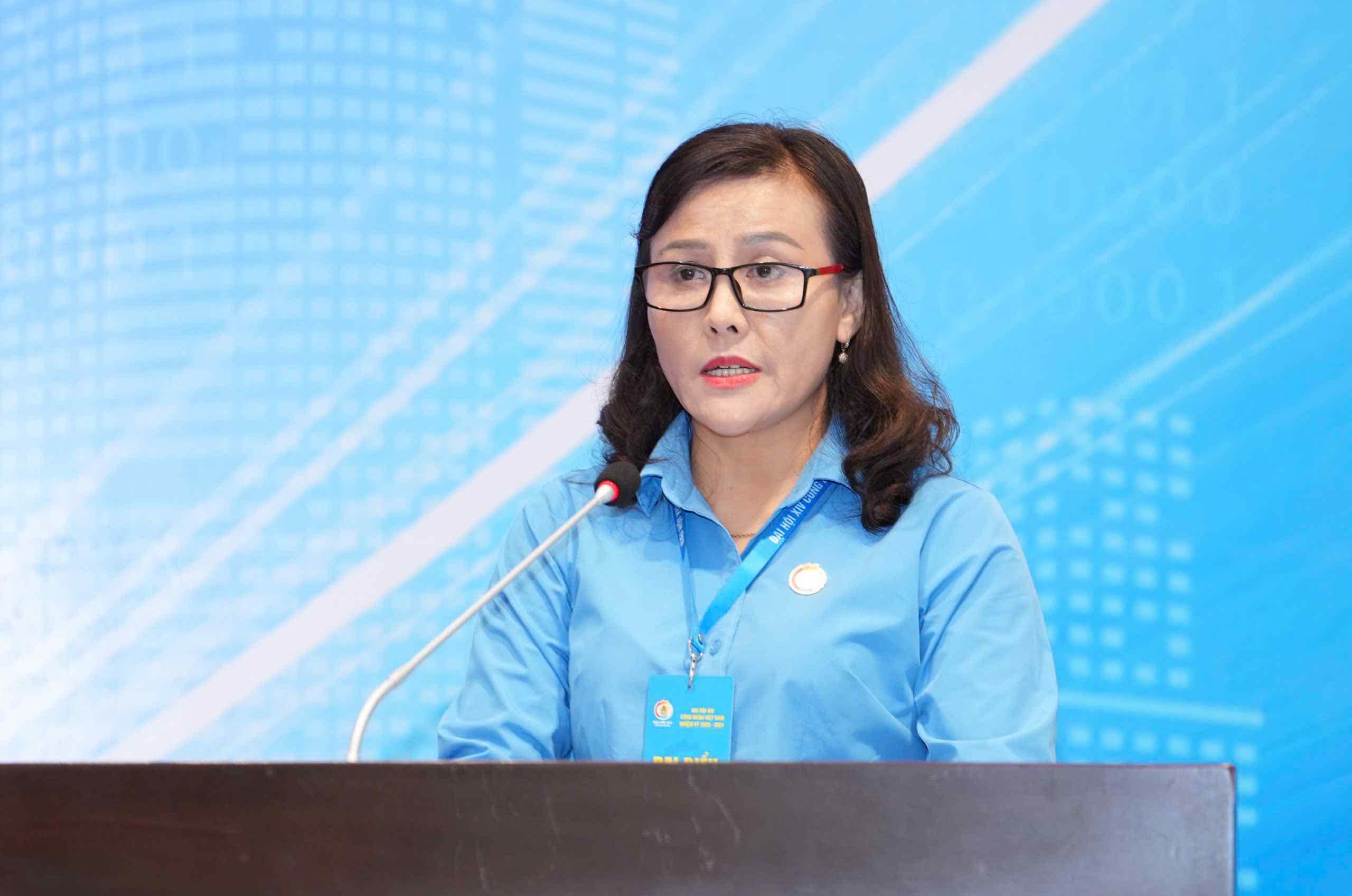 Bà Nguyễn Thị Ngọc Ánh - Phó Chủ tịch Liên đoàn Lao động TP Đà Nẵng phát biểu tại phiên thảo luận. Ảnh: Hữu Chánh