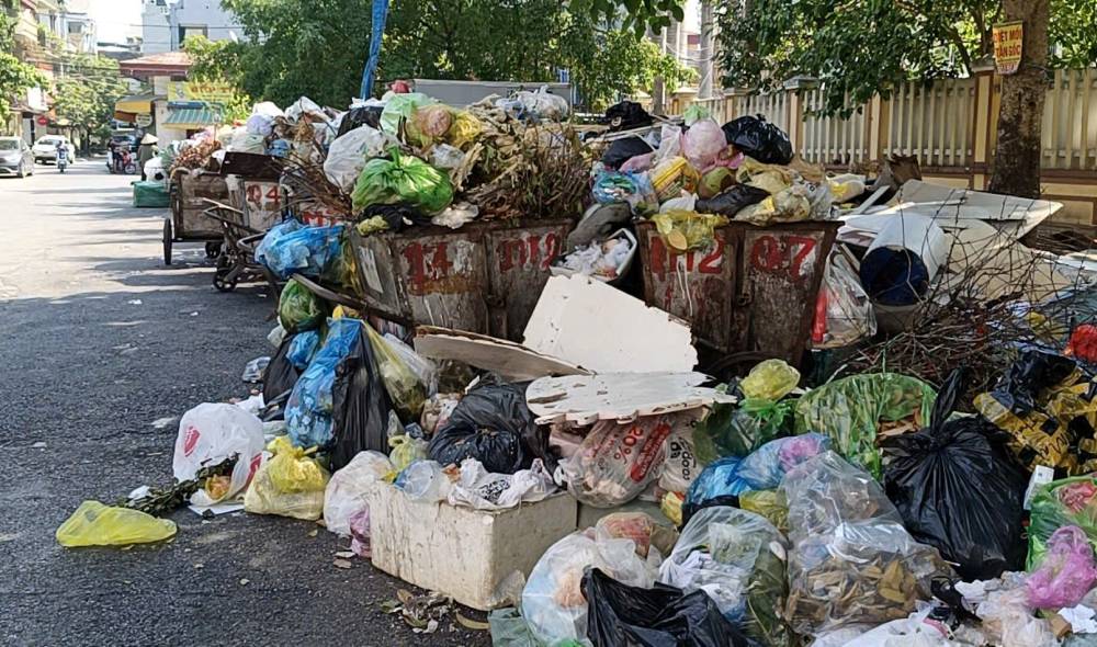 Prolonged pollution from the garbage collection point next to the Thanh Hoa Provincial Labor Culture House. Photo: Quach Du